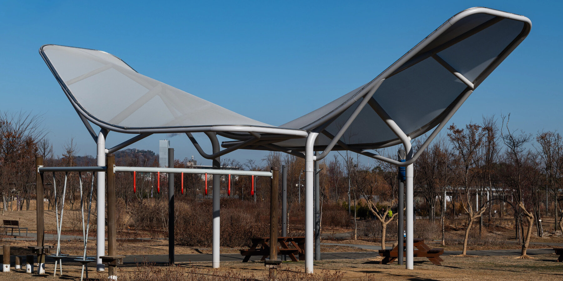 installative-sunshades-bird-wings-withstand-typhoons-bkid-korea-designboom-ban
