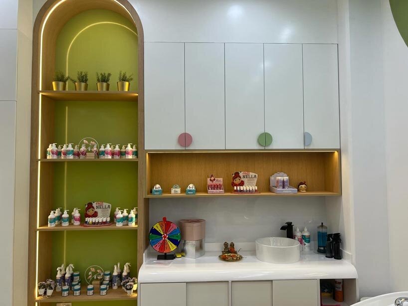 terrazzo patterns and vibrant hues animate children’s hair salon in dubai shopping mall - 3