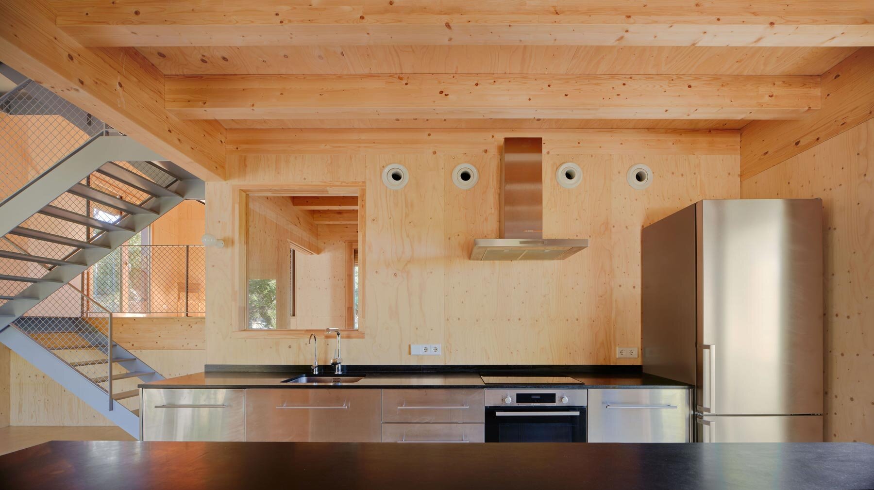 lightweight-timber-house-spain-three-raised-volumes-tree-canopy-casa-clo-alventosa-morell-arquitectes-designboom-1800-2