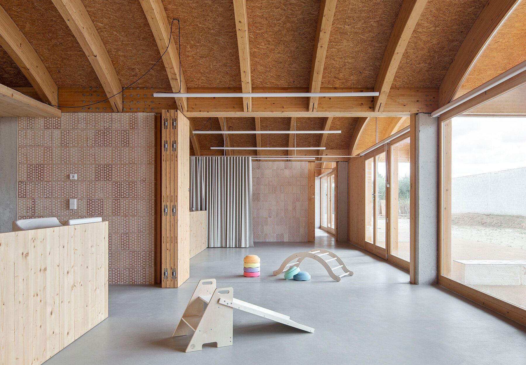 low-rise-vaults-undulating-roofline-nursery-school-mallorca-bos-arquitectes-designboom-large01