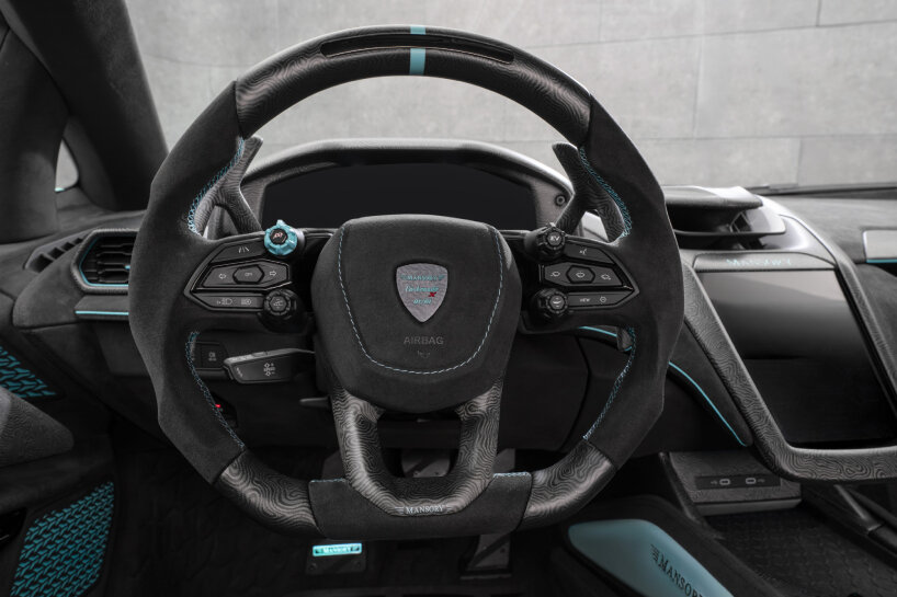 El interior está forrado en Alcántara.