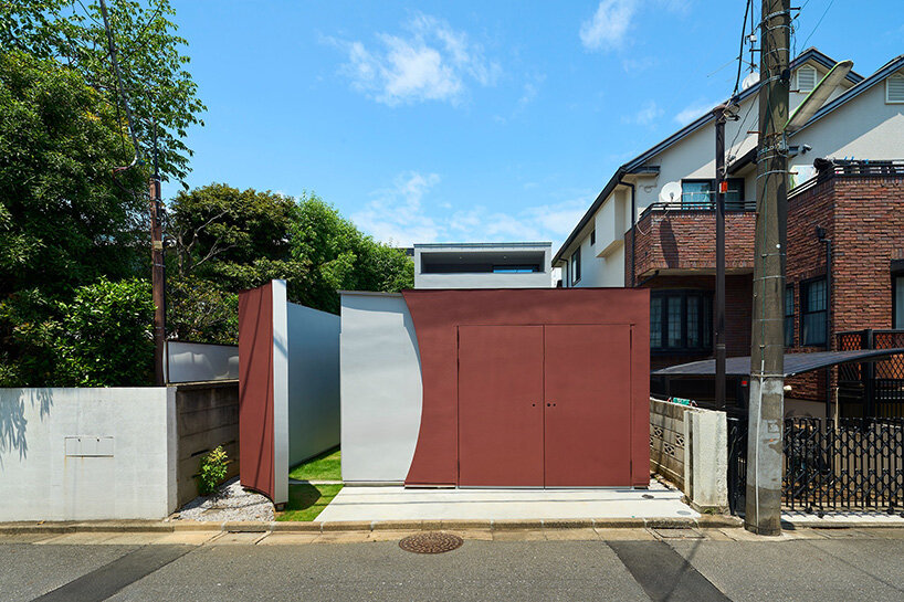 naf architect & design peels back the perimeter of tokyo house to reveal curved inner facade