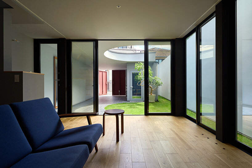 naf architect & design peels back the perimeter of tokyo house to reveal curved inner facade