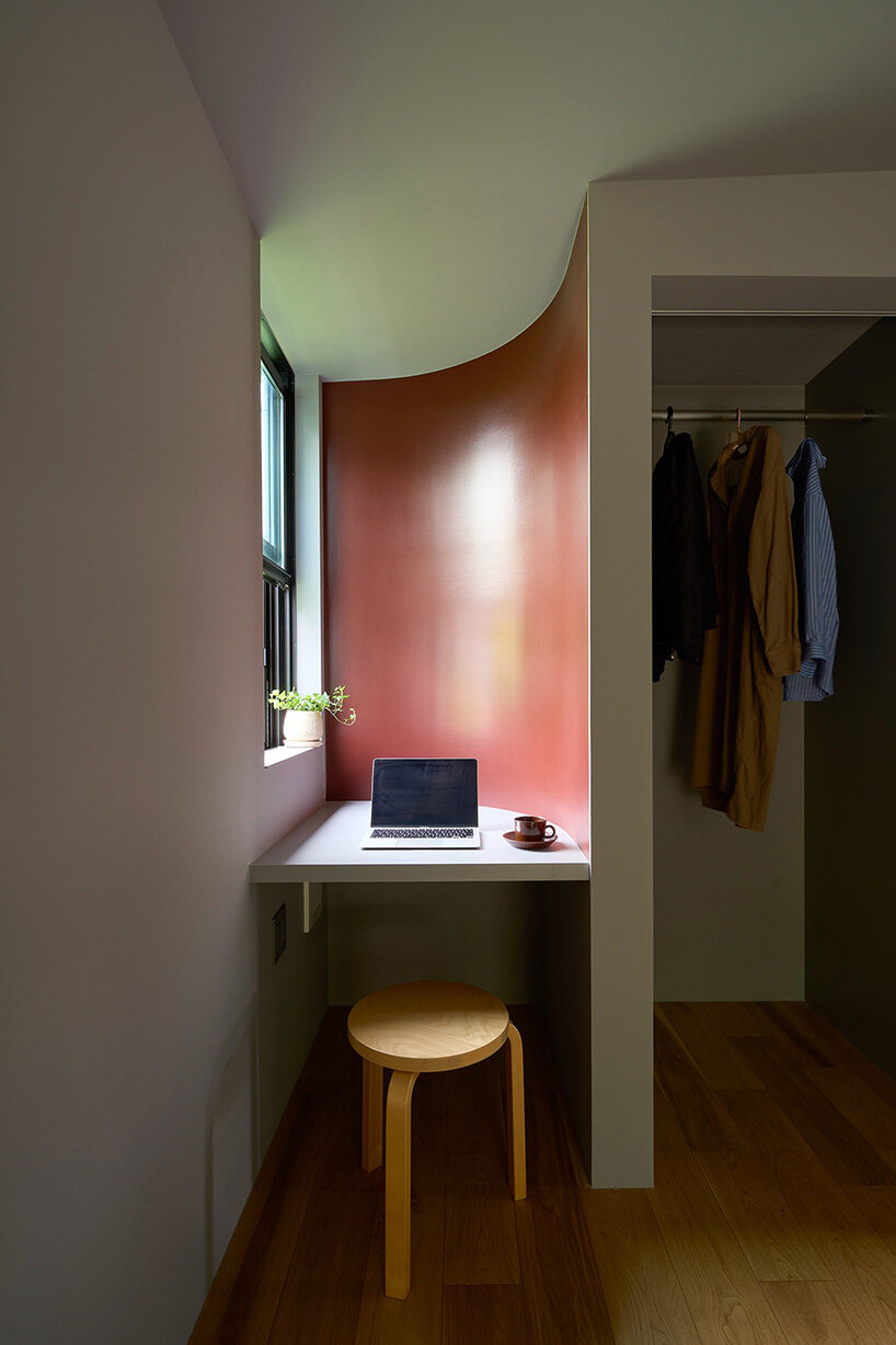 naf architect & design peels back the perimeter of tokyo house to reveal curved inner facade