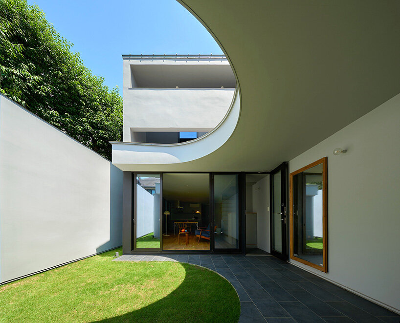 naf architect & design peels back the perimeter of tokyo house to reveal curved inner facade