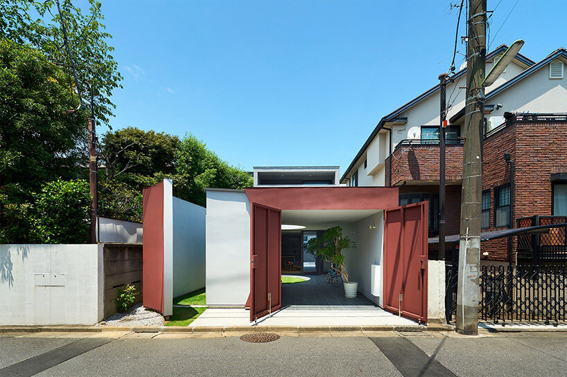 naf architect & design peels back the perimeter of tokyo house to reveal curved inner facade