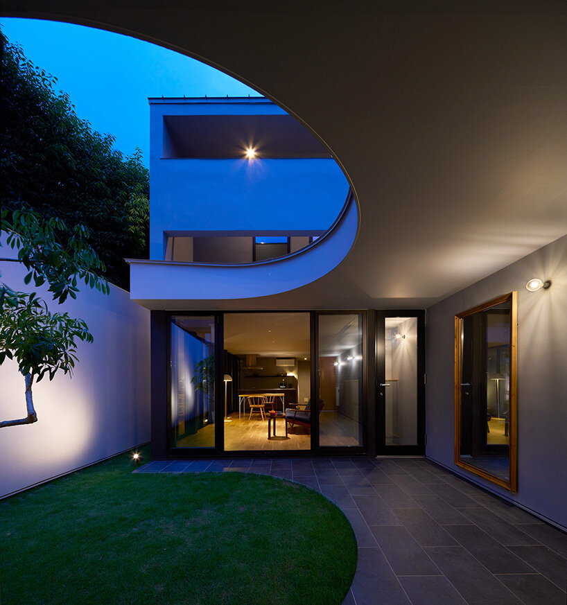 naf architect & design peels back the perimeter of tokyo house to reveal curved inner facade