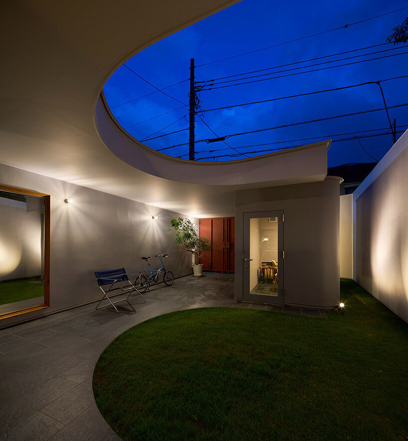 naf architect & design peels back the perimeter of tokyo house to reveal curved inner facade