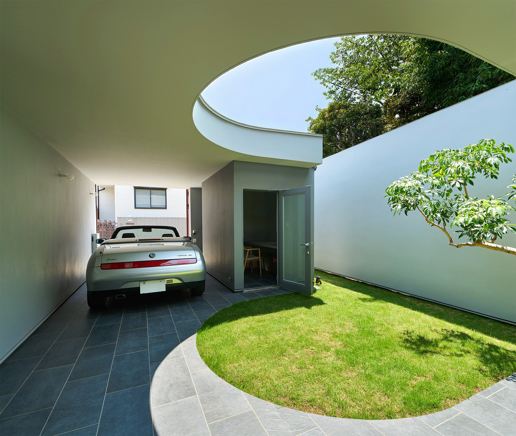 naf-architect-design-naf-aad-perimeter-tokyo-house-curved-inner-facade-designboom-large02