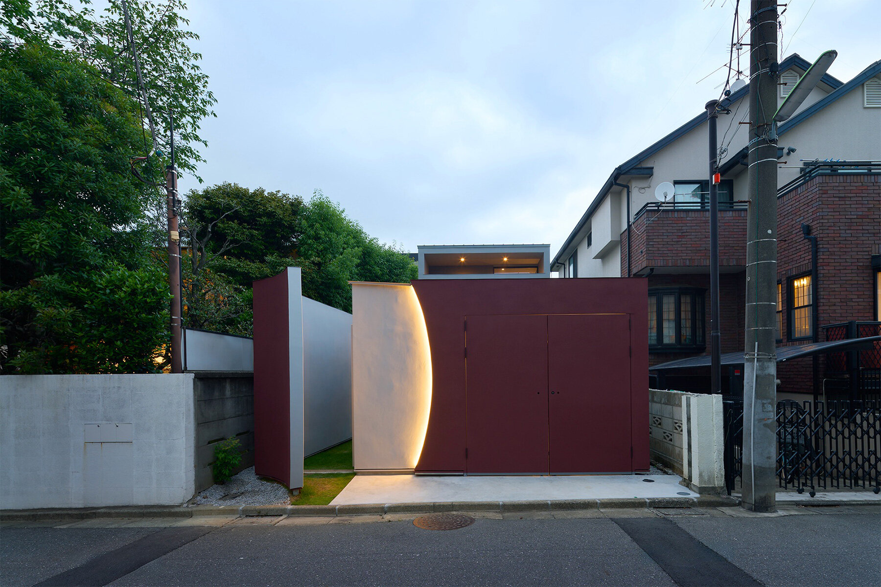 naf-architect-design-naf-aad-perimeter-tokyo-house-curved-inner-facade-designboom-large03