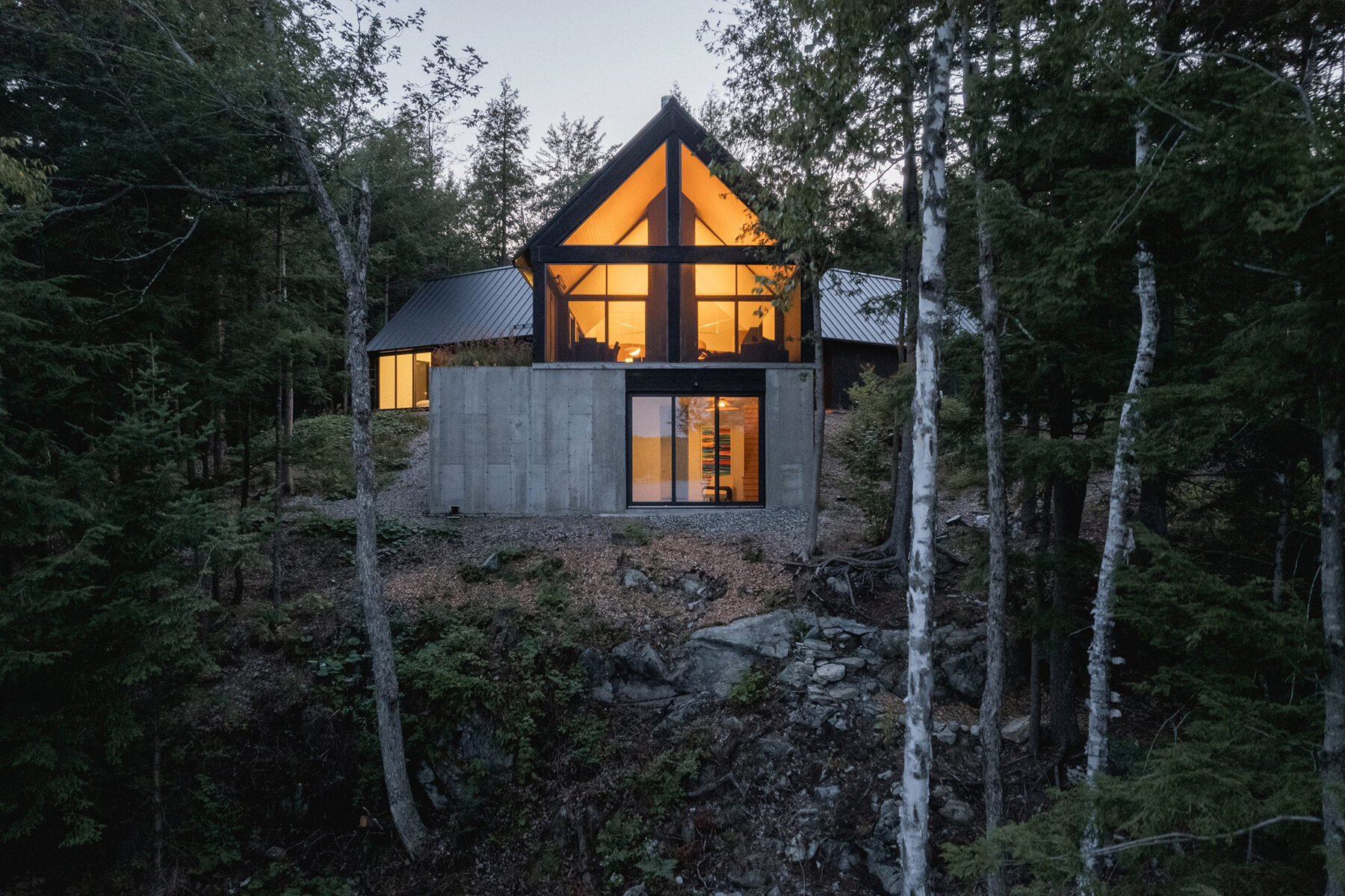 paul-bernier-architecte-residence-quebec-lake-brompton-three-wings-designboom-large01