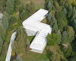 with a zigzagging floorplan, PL.architekci's 'S house' weaves through a polish forest