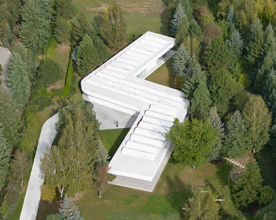 with a zigzagging floorplan, PL.architekci's 'S house' weaves through a polish forest