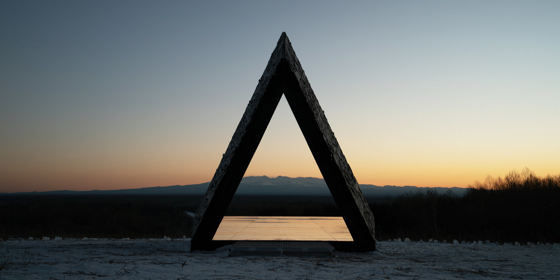 prism-shelter-viewing-pavilion-space10-studio-changbai-mountain-optical-installation-reflective-red-chamber-charred-wood-shell-designboom-1800-3
