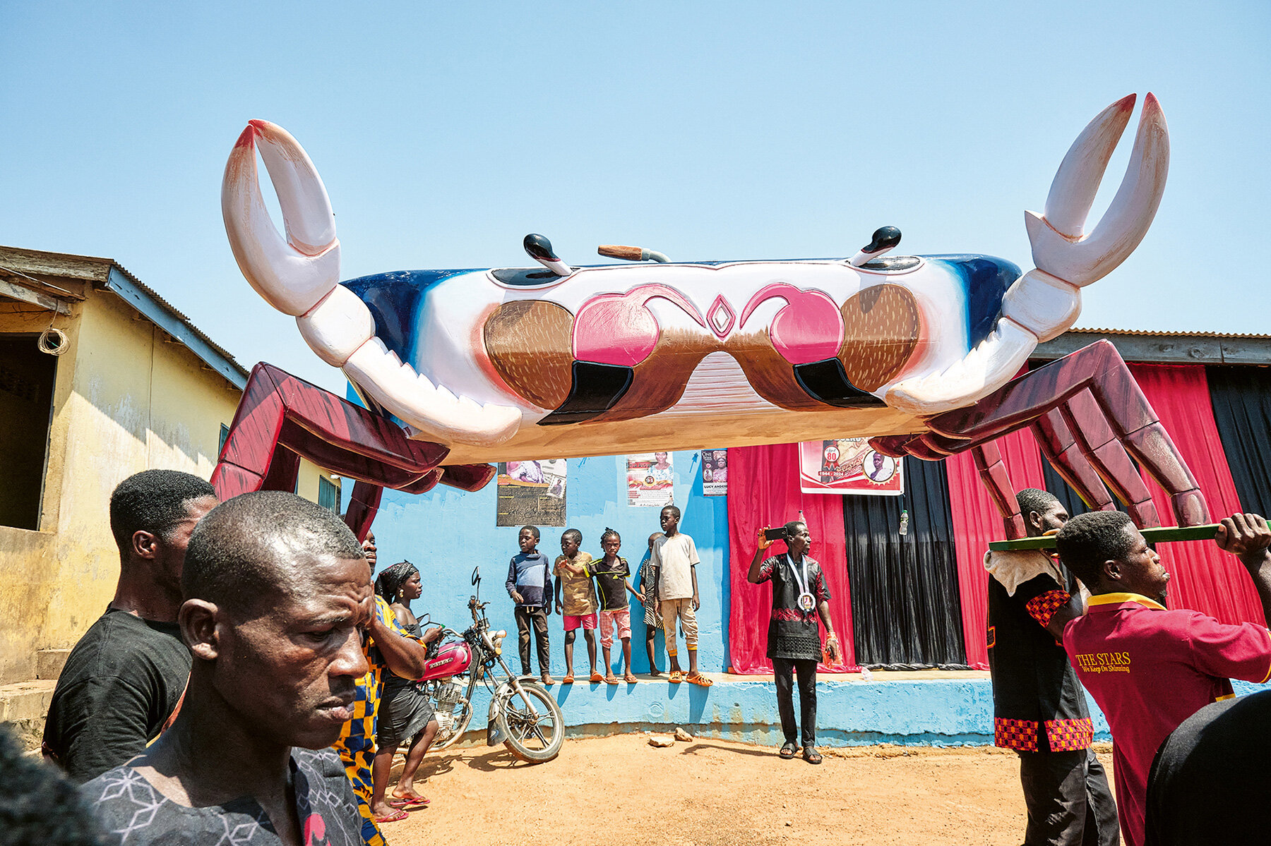 regula-tschumi-funerary-culture-living-visual-language-southern-ghana-interview-designboom-large01
