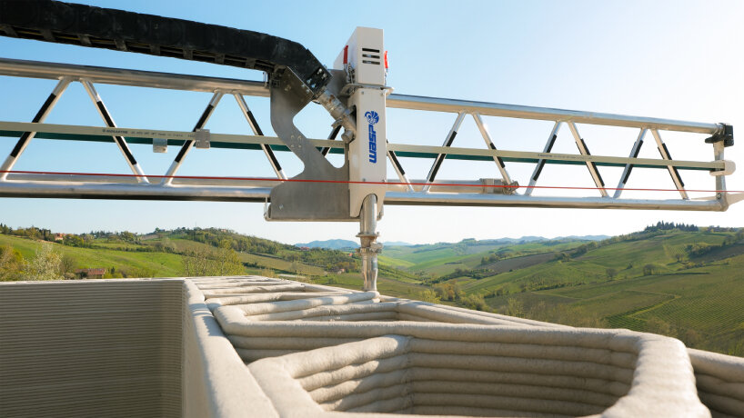 detailed view of the robotic arm 3D printing the wall