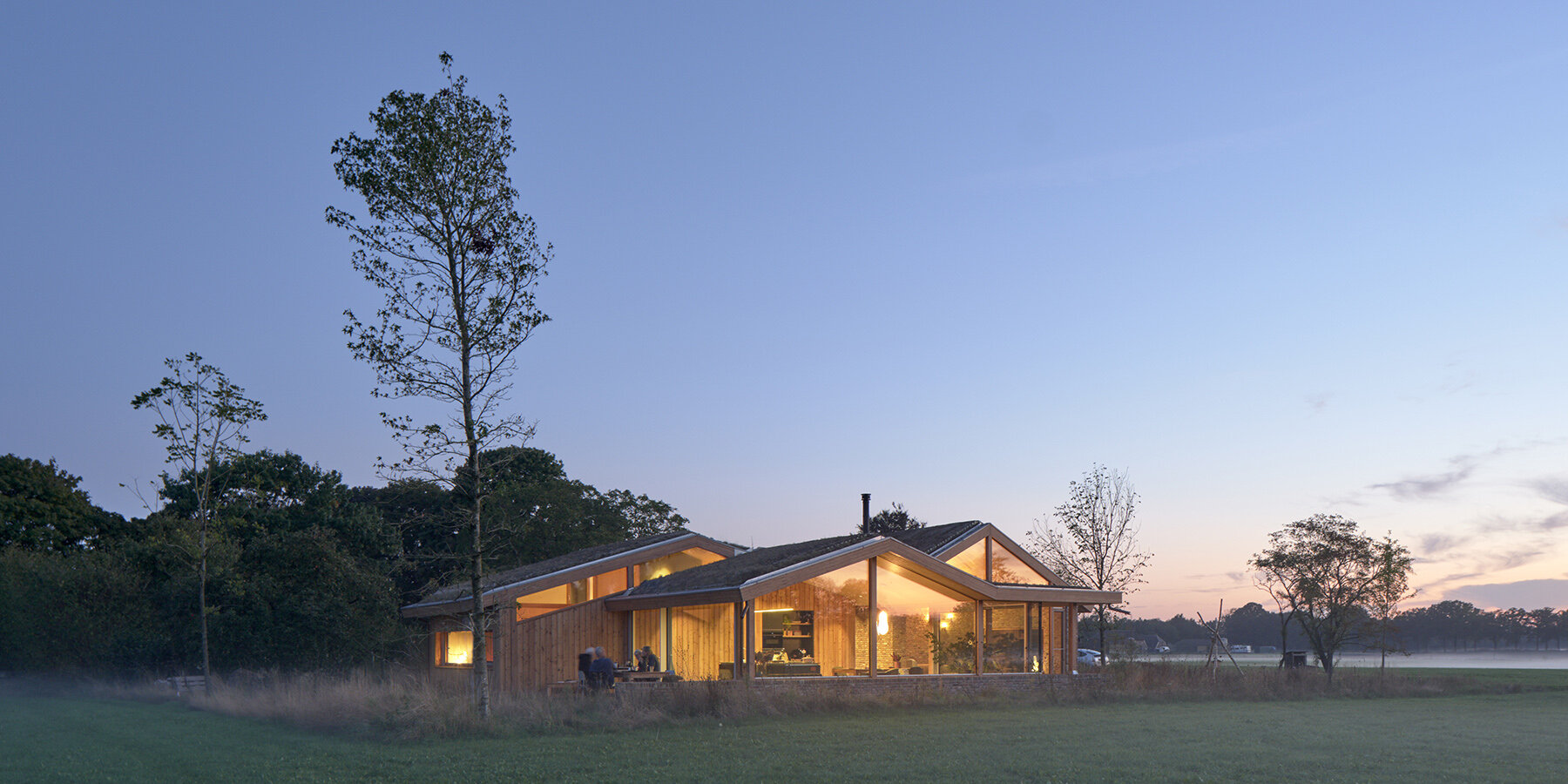 single-roof-brick-wood-glass-teamtonbo-house-in-the-fields-night