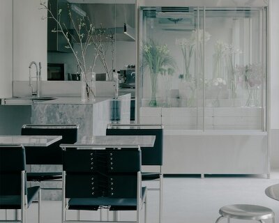 stainless steel and concrete build futuristic backdrop for tbilisi flower shop and cafe