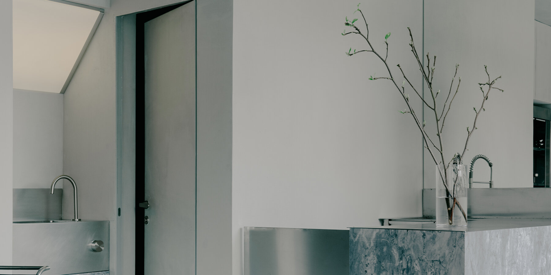 stainless-steel-concrete-futuristic-backdrop-delicate-flower-shop-cafe-tbilisi01