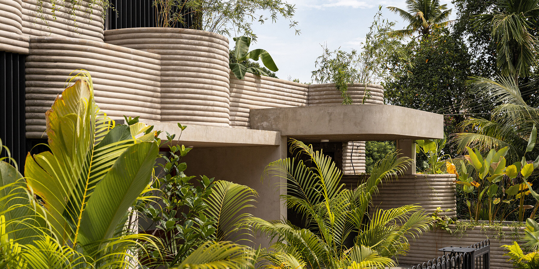 tropibox-kochi-house-india-tropical-architecture-bureau-designboom-1800-2