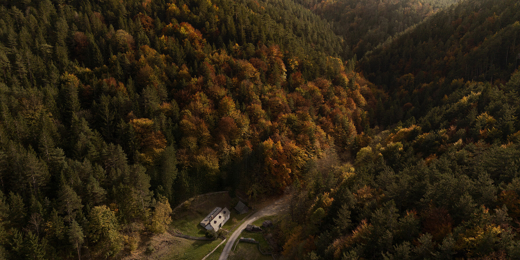 two-centuries-old-farmhouse-and-contemporary-extension-face-off-in-austrian-hillscape-full