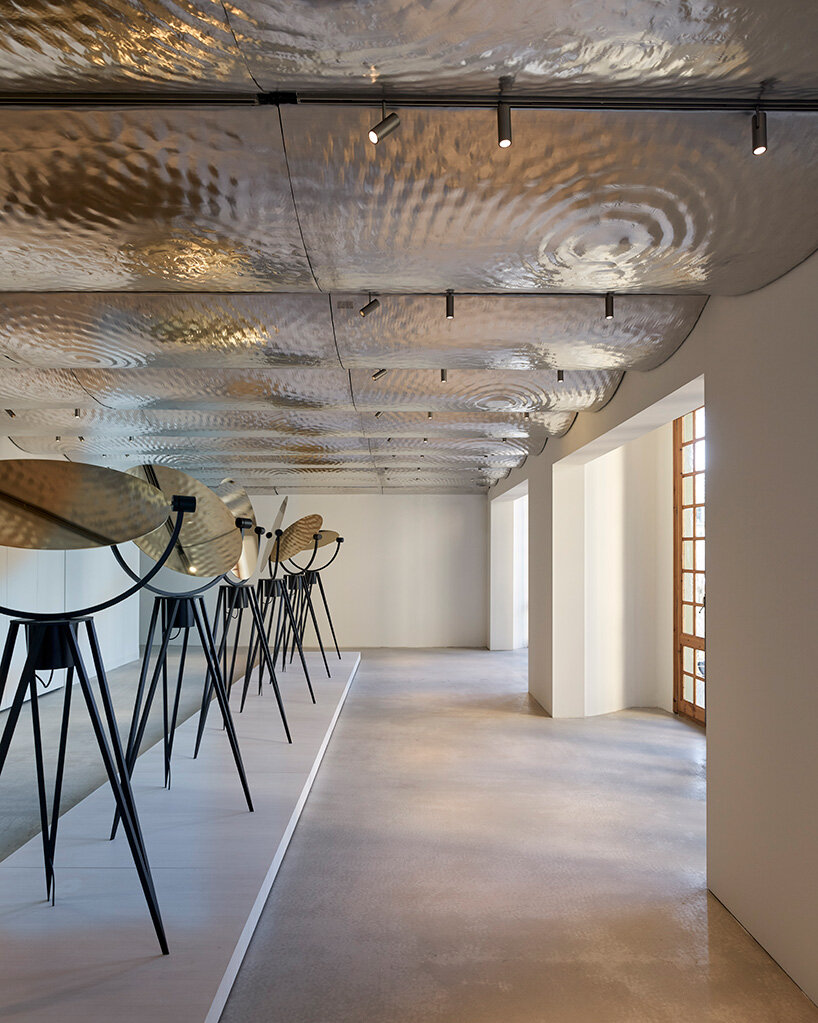 united visual artists animates gaud&iacute;'s casa batll&oacute; facade through embodied motion