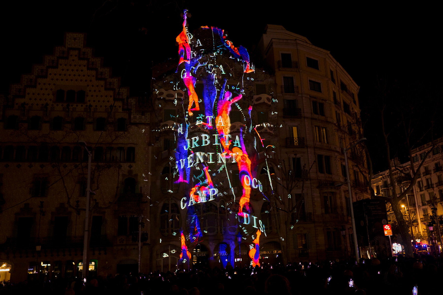 united-visual-artists-gaudi-casa-batllo-facade-embodied-motion-matt-clark-designboom-large01