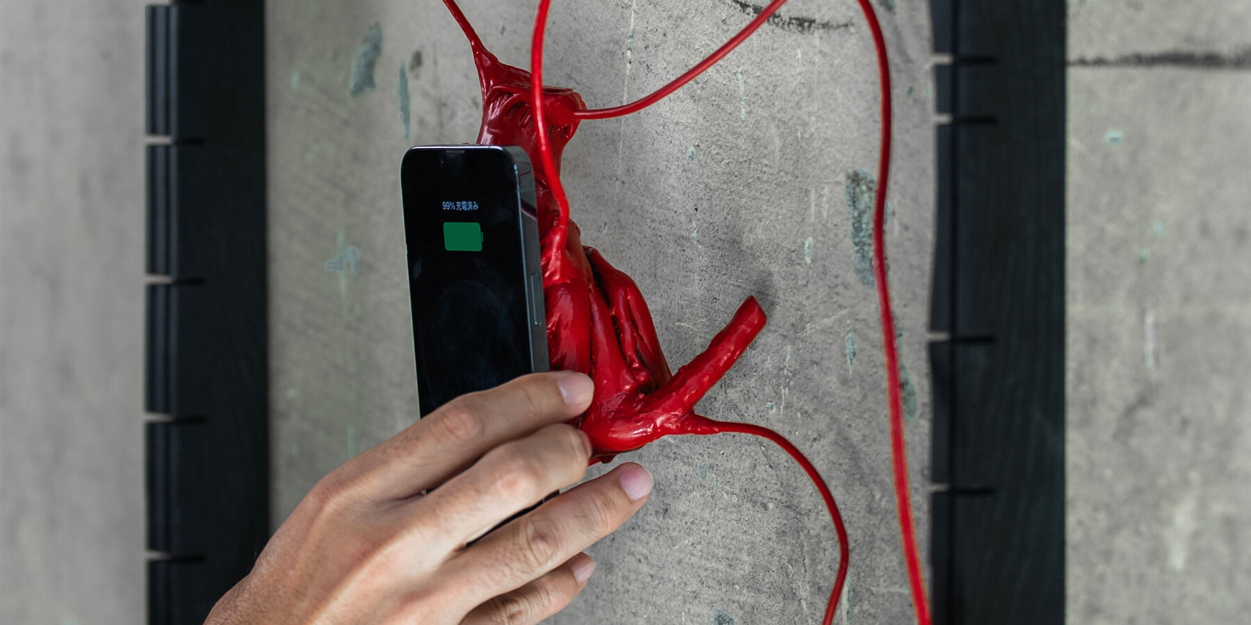 viewers-activate-beating-heart-art-installation-charging-smartphone-01