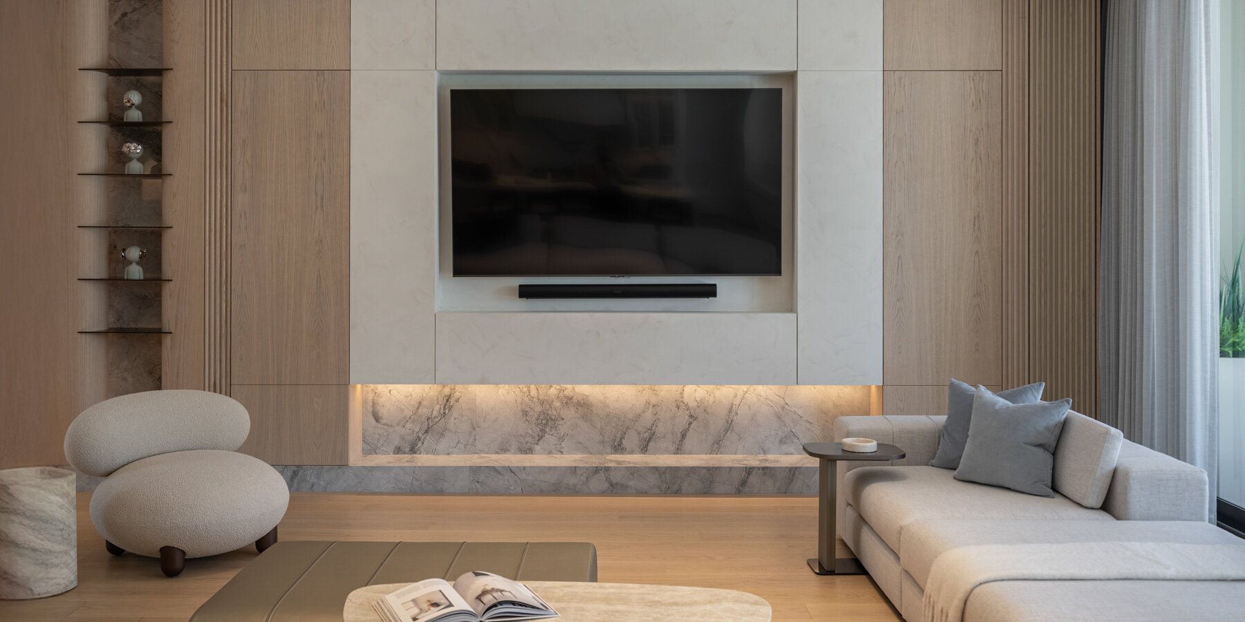 wood-porcelain-curved-interiors-florida-renovation-sandra-britt-interiors-designboom-1800-3