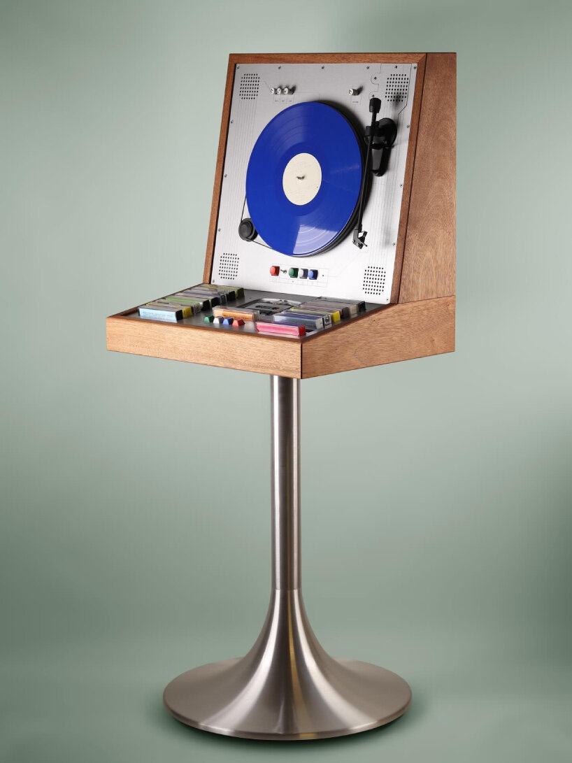 the high-chair like gadget revives the design of the Rosita Commander Luxus from 1970