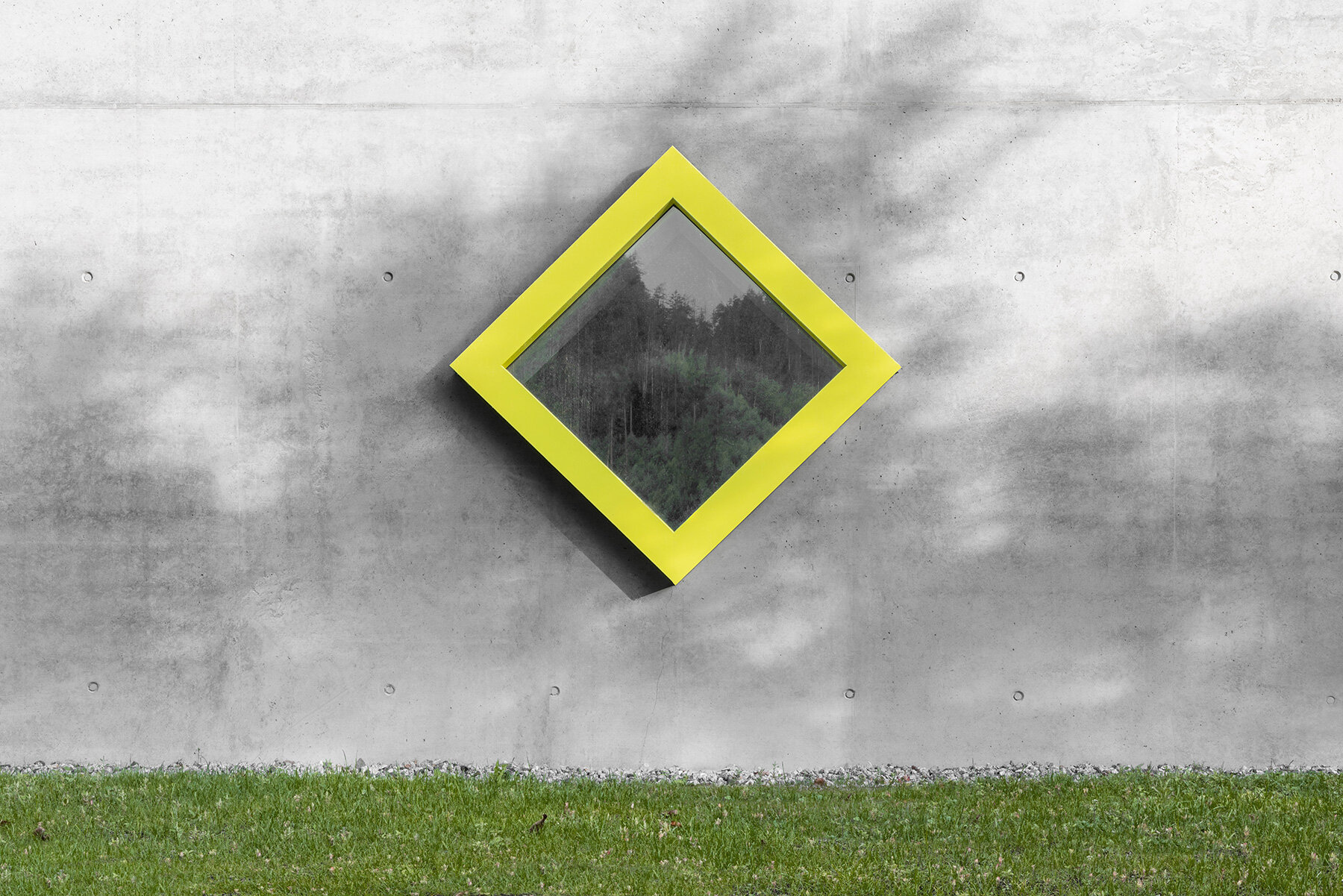 yellow-diamond-windows-angular-concrete-staff-house-bergmeisterwolf-italy-designboom-large01