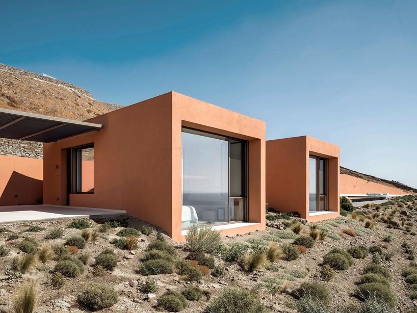 El complejo Ouron está incrustado en las laderas de una isla griega y abarca tres niveles de terrazas: 5