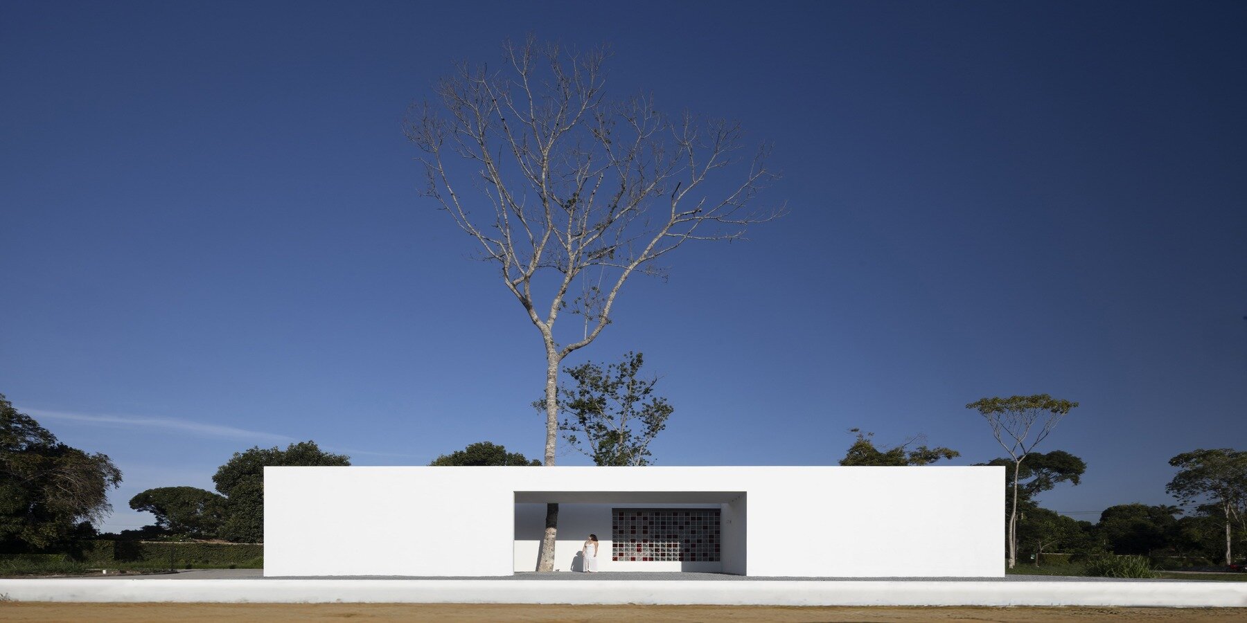 casa-branca-nebr-arquitetura-white-perforated-cubic-facade-tree-hybrid-home-studio-brazil-designboom-1800-2