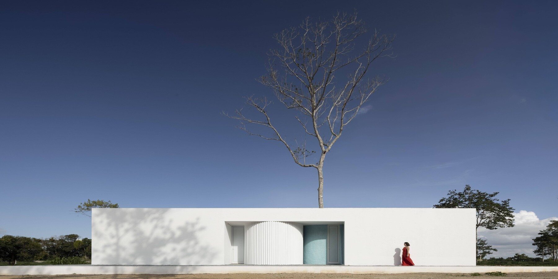 casa-branca-nebr-arquitetura-white-perforated-cubic-facade-tree-hybrid-home-studio-brazil-designboom-1800-3