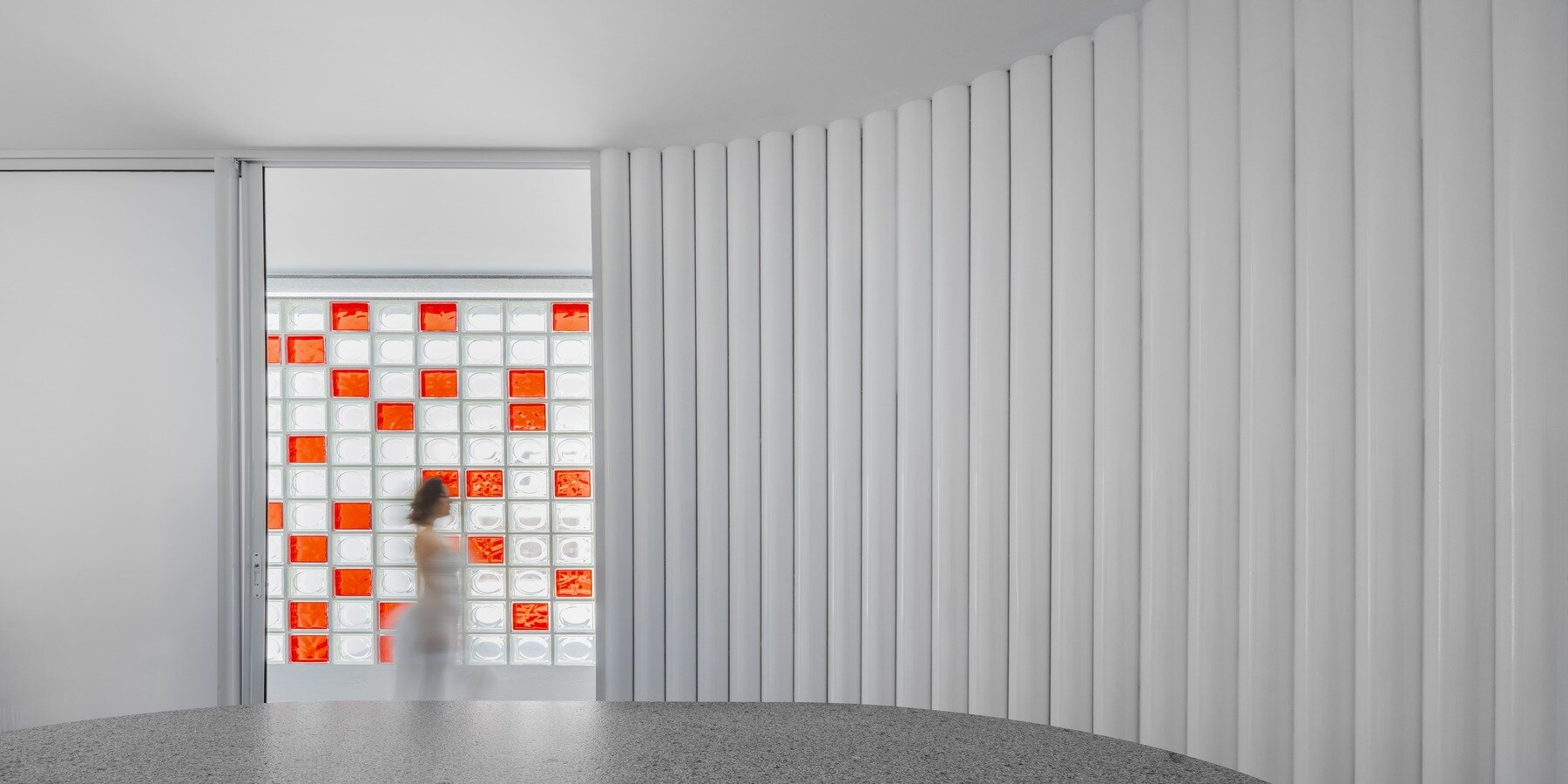 casa-branca-nebr-arquitetura-white-perforated-cubic-facade-tree-hybrid-home-studio-brazil-designboom-1800-4