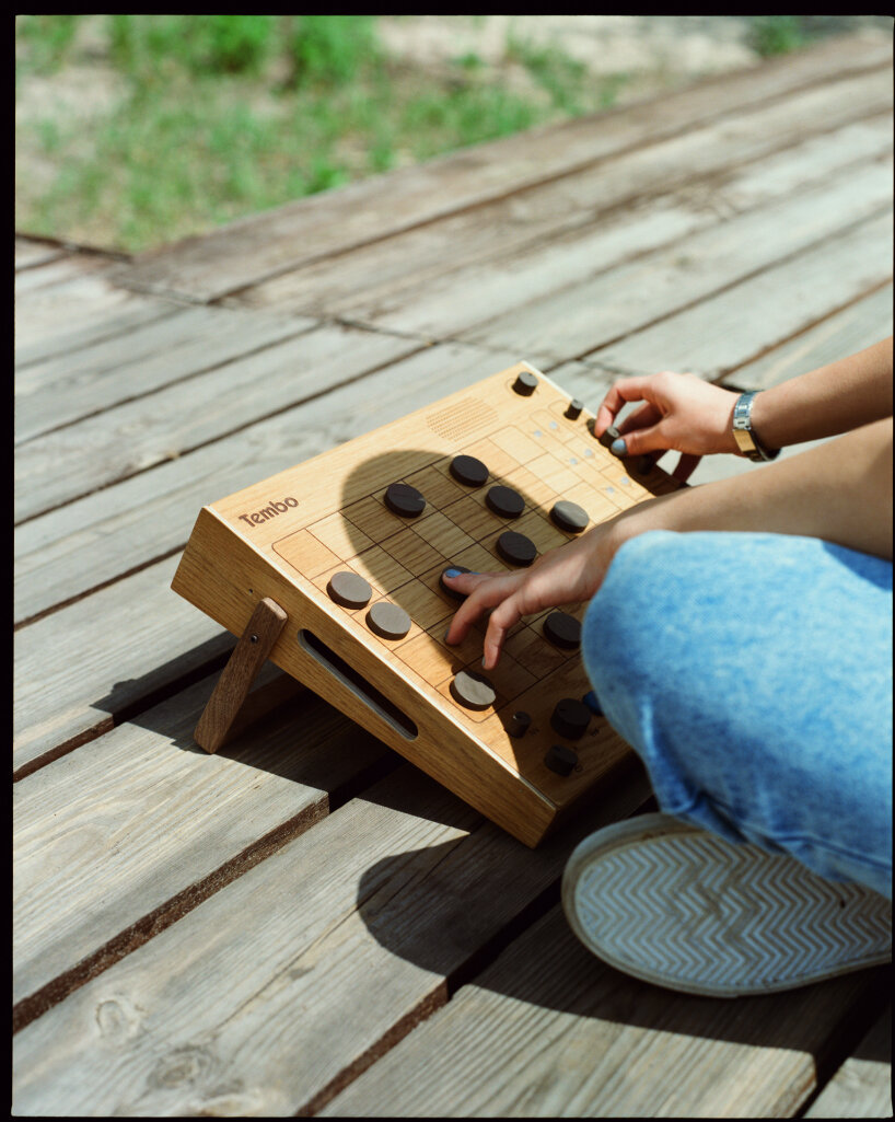 there&rsquo;s a jack at the bottom for the line input and a built-in microphone grille