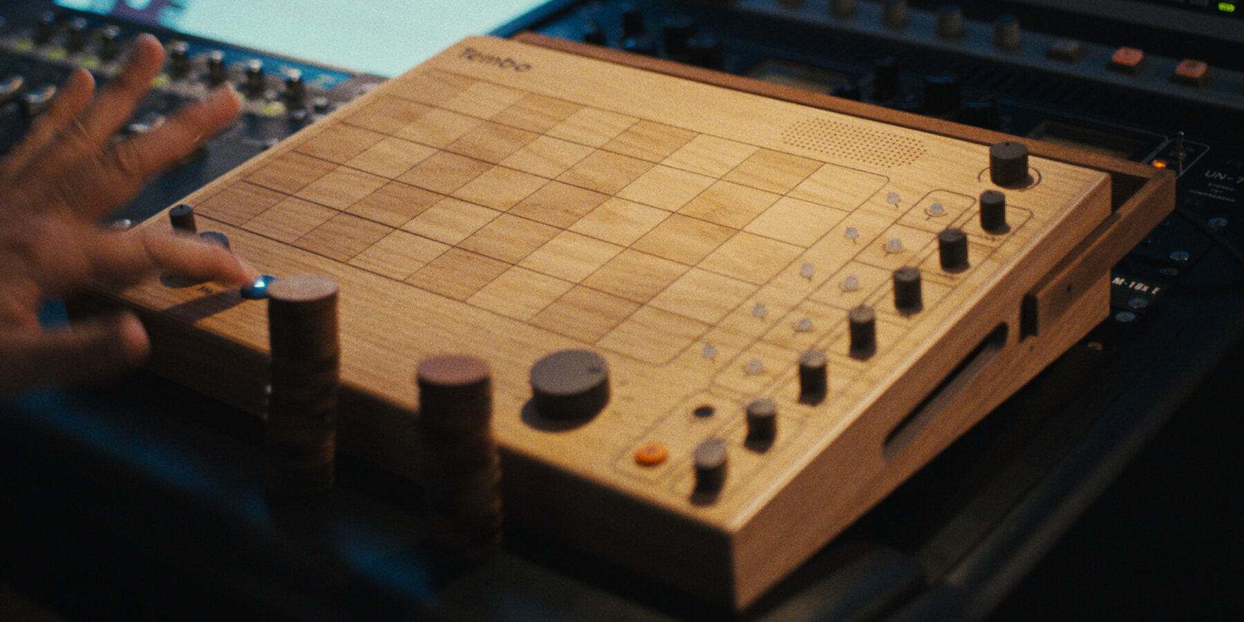 chess-instrument-drum-machine-sequencer-sampler-wooden-device-designboom-ban2