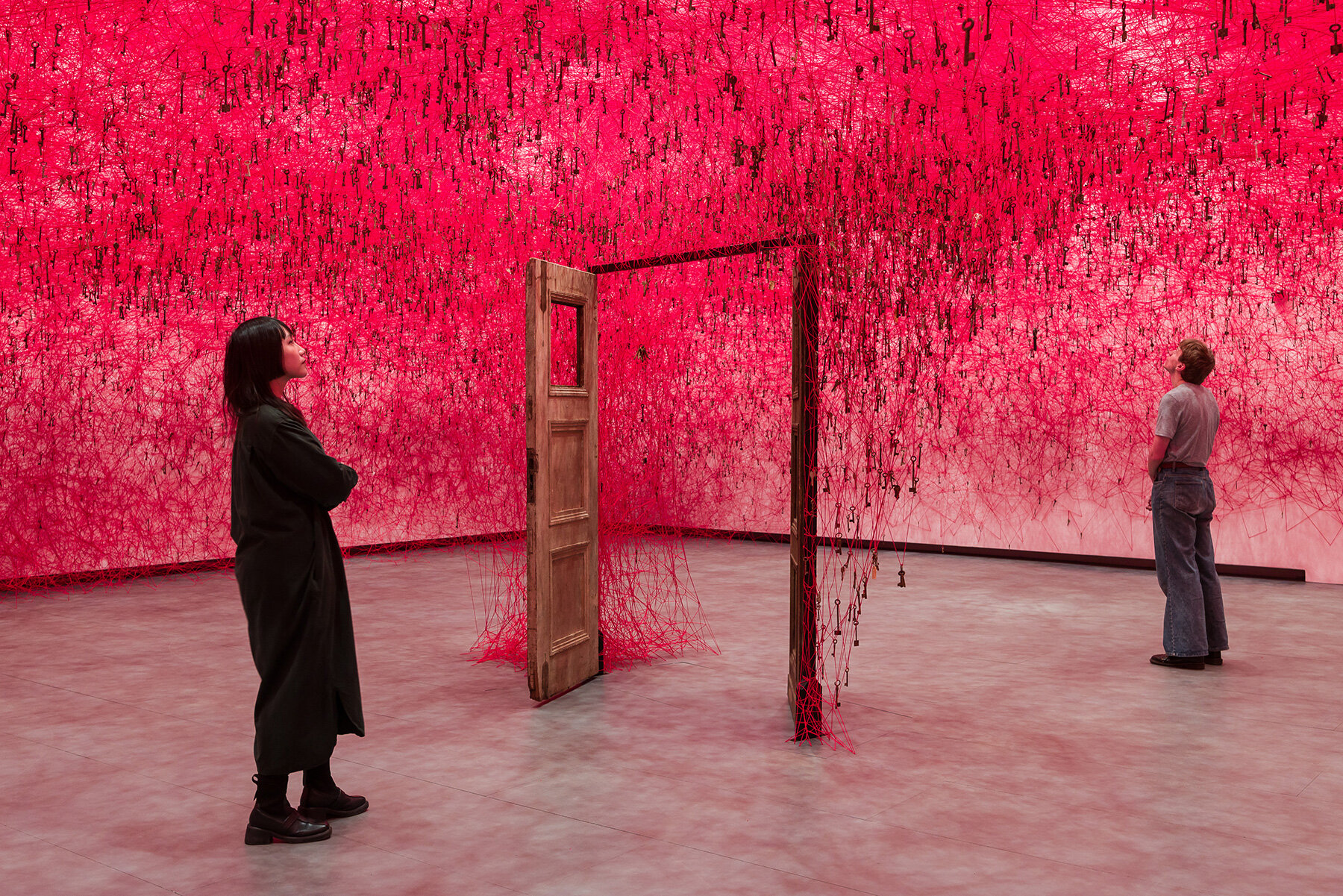 chiharu-shiota-woven-webs-yin-xiuzhen-clothing-installations-hayward-gallery-designboom-large01