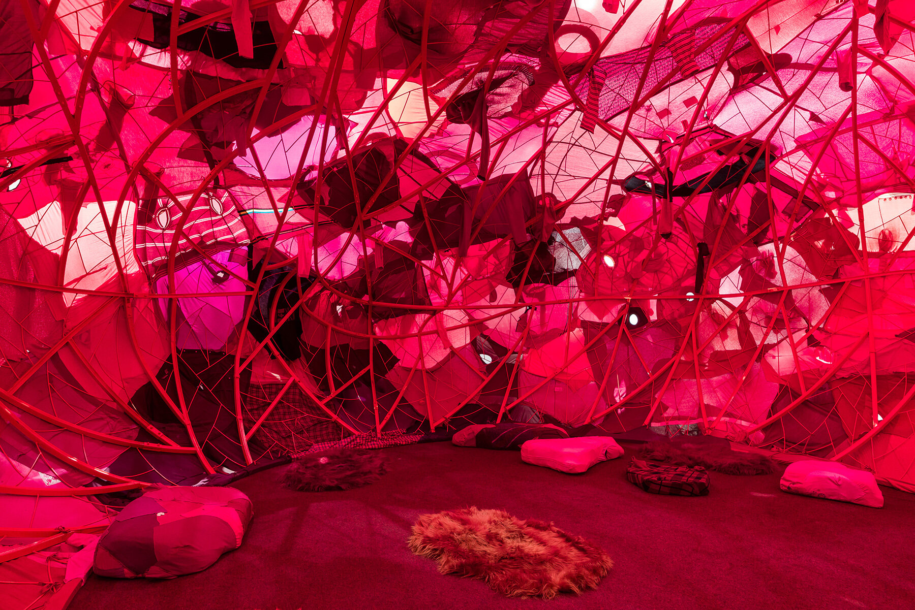 chiharu-shiota-woven-webs-yin-xiuzhen-clothing-installations-hayward-gallery-designboom-large02