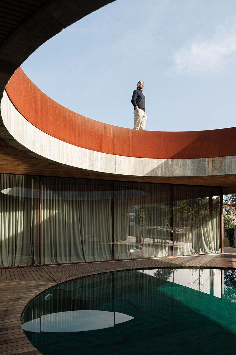 circular courtyard pool opens house by pedro henrique to sky and light in portugal - 8