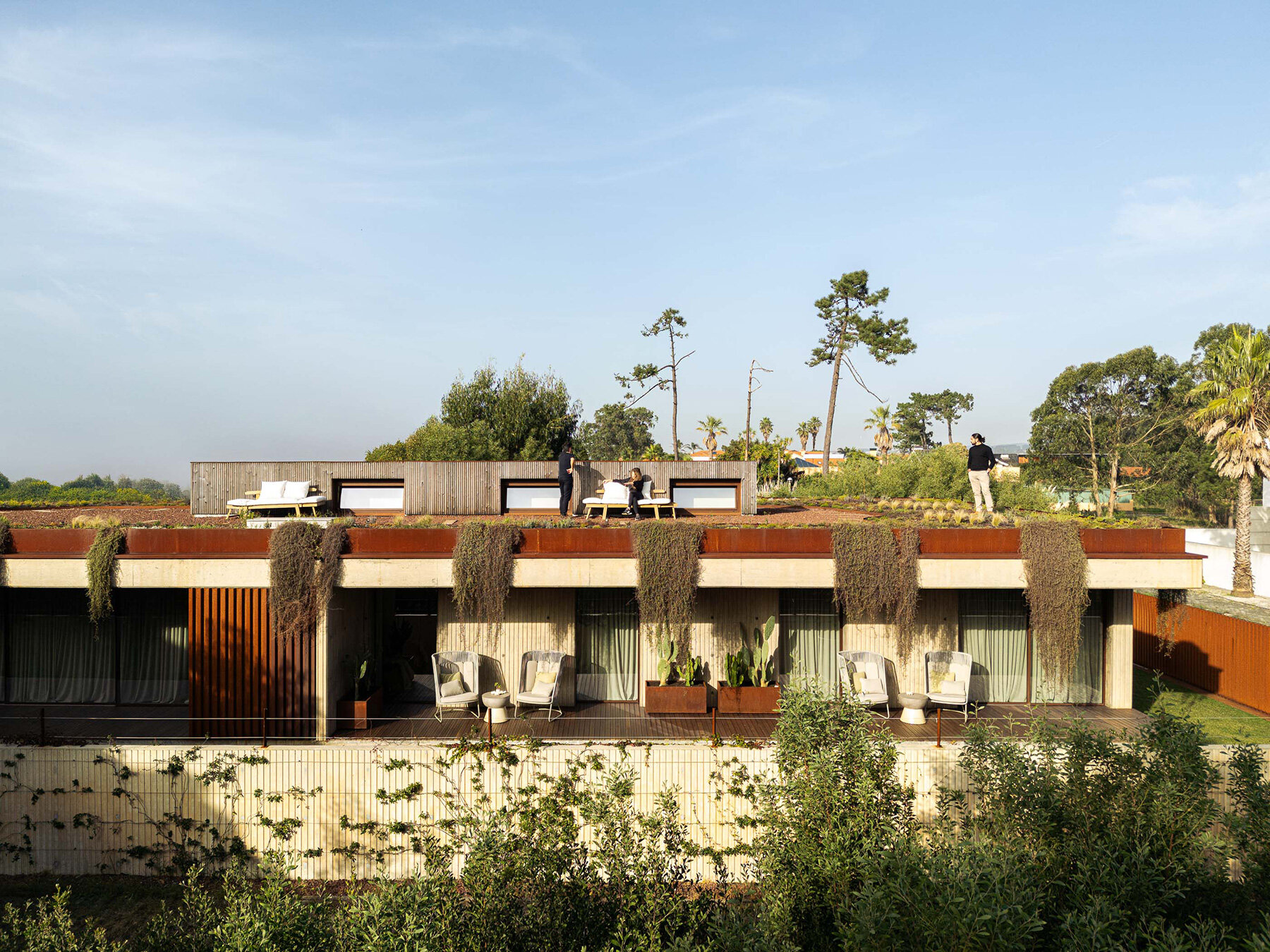 circular-courtyard-pool-house-pedro-henrique-sky-light-portugal-ivo-tavares-designboom-large01