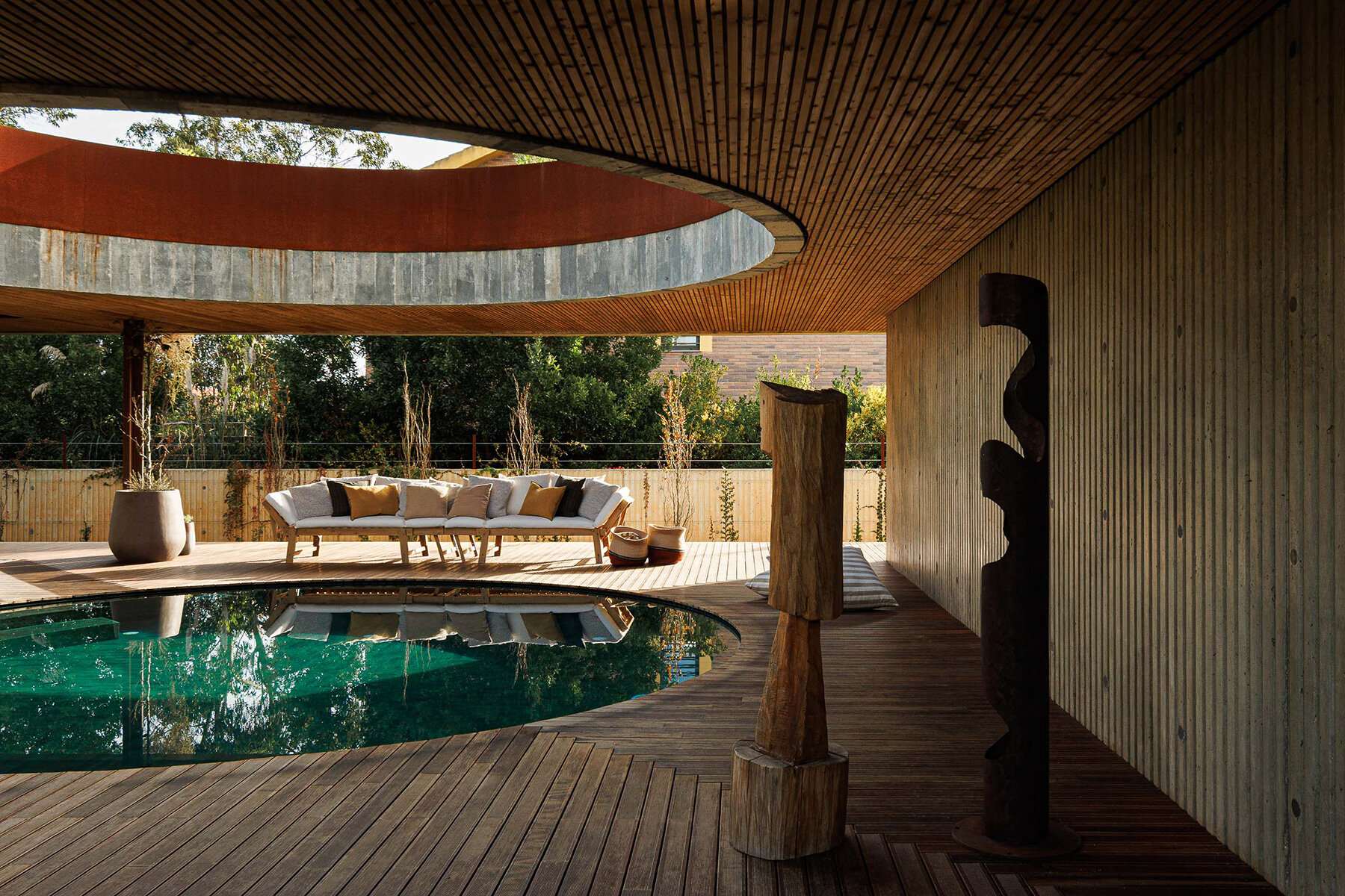 circular-courtyard-pool-house-pedro-henrique-sky-light-portugal-ivo-tavares-designboom-large02