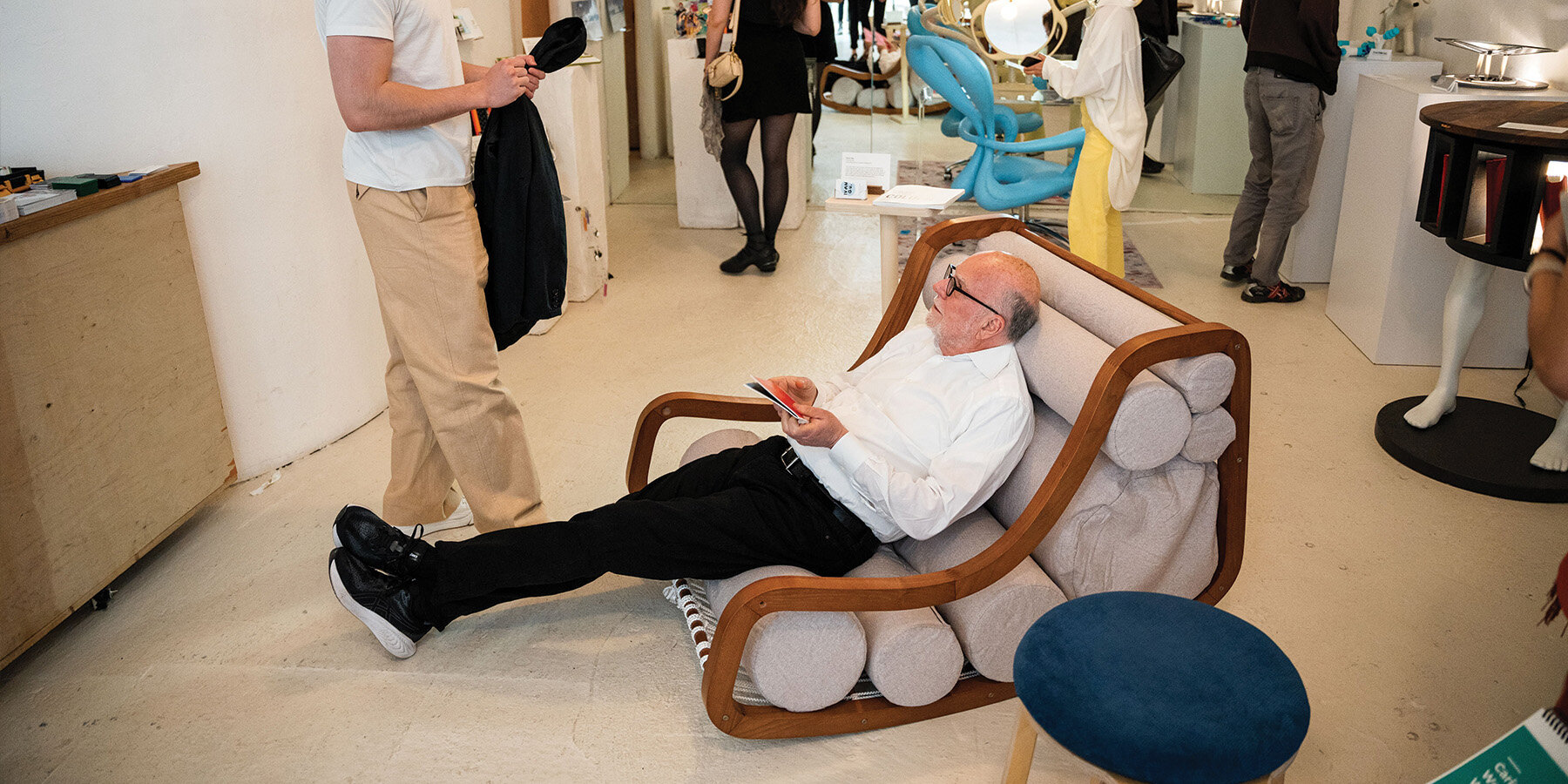 column-chair-yuhan-ivan-gu-modular-movable-cylindrical-cushions-designboom-1800-2