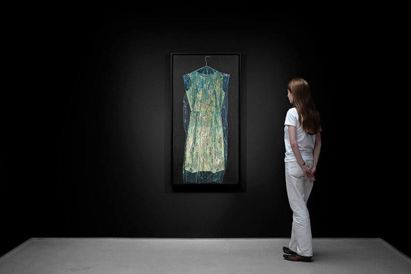 dreamlike aquarium chamber of 'kissing fish' at thaddaeus ropac paris invites visitors inside it - 8