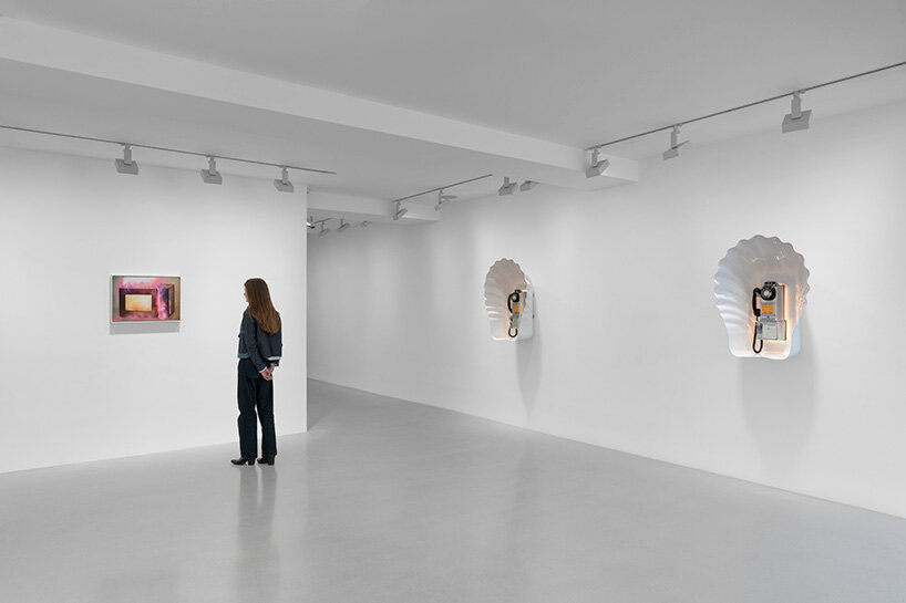 dreamlike aquarium chamber of 'kissing fish' at thaddaeus ropac paris invites visitors inside it - 6