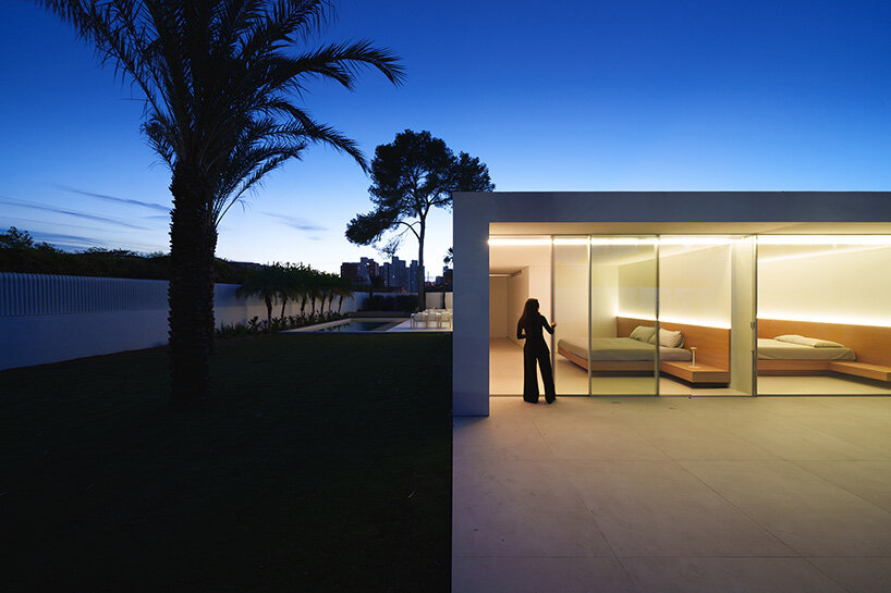 fran silvestre organizes three-part house around hovering living volume in spain - 12