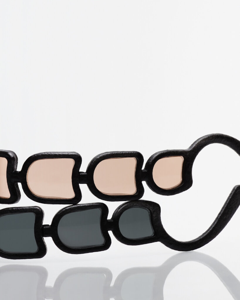 the design allows the parts to sit close together inside the frame