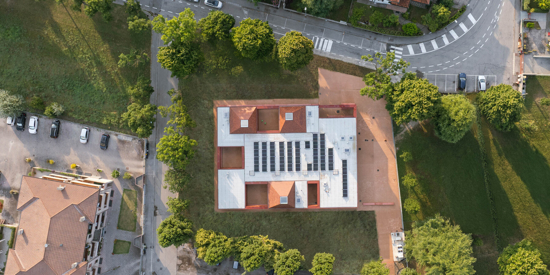 kinder-rain-aacm-atelier-architettura-chinello-morandi-kindergarten-pyramidal-volumes-italy-designboom-1800-1