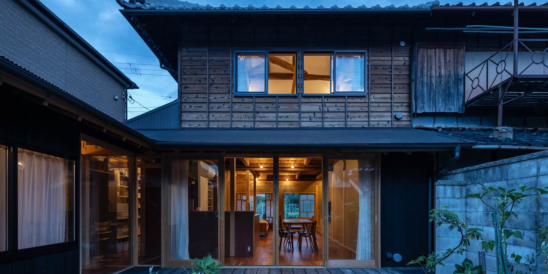 kusafushi-house-yyaa-half-renovation-rowhouse-yagi-cho-japan-designboom-1800-3