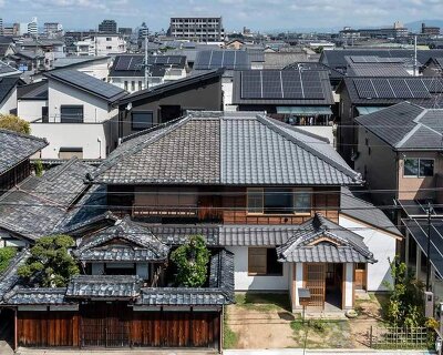YYAA rebuilds the eastern half of a prewar rowhouse in japan